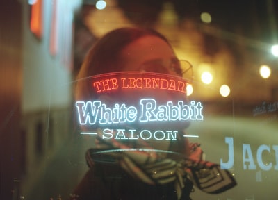 从玻璃墙上反射白兔酒馆标牌